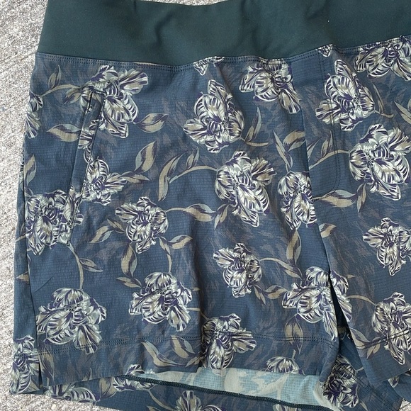 Athleta Trekkie North Printed Shorts Plus Size 24 Green Floral NWT - Picture 3 of 5
